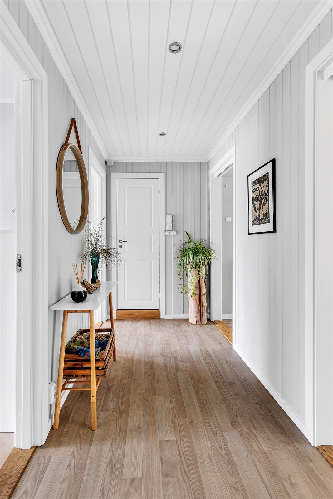 Entré med downlights. Plass til garderobeskap og/eller oppheng til yttertøy. Galleribilde