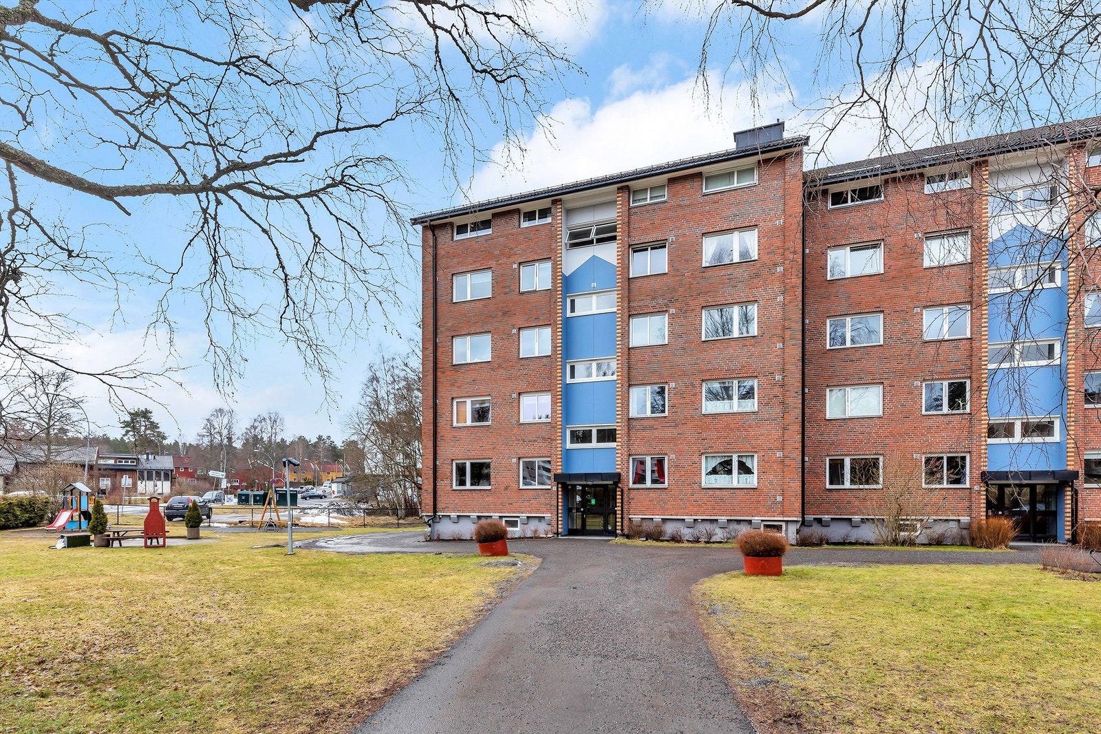 Fantastisk beliggenhet internt i borettslaget! Øverst, og nærmest marka, kunsternboligene og lokalbutikken 100 m unna! Galleribilde