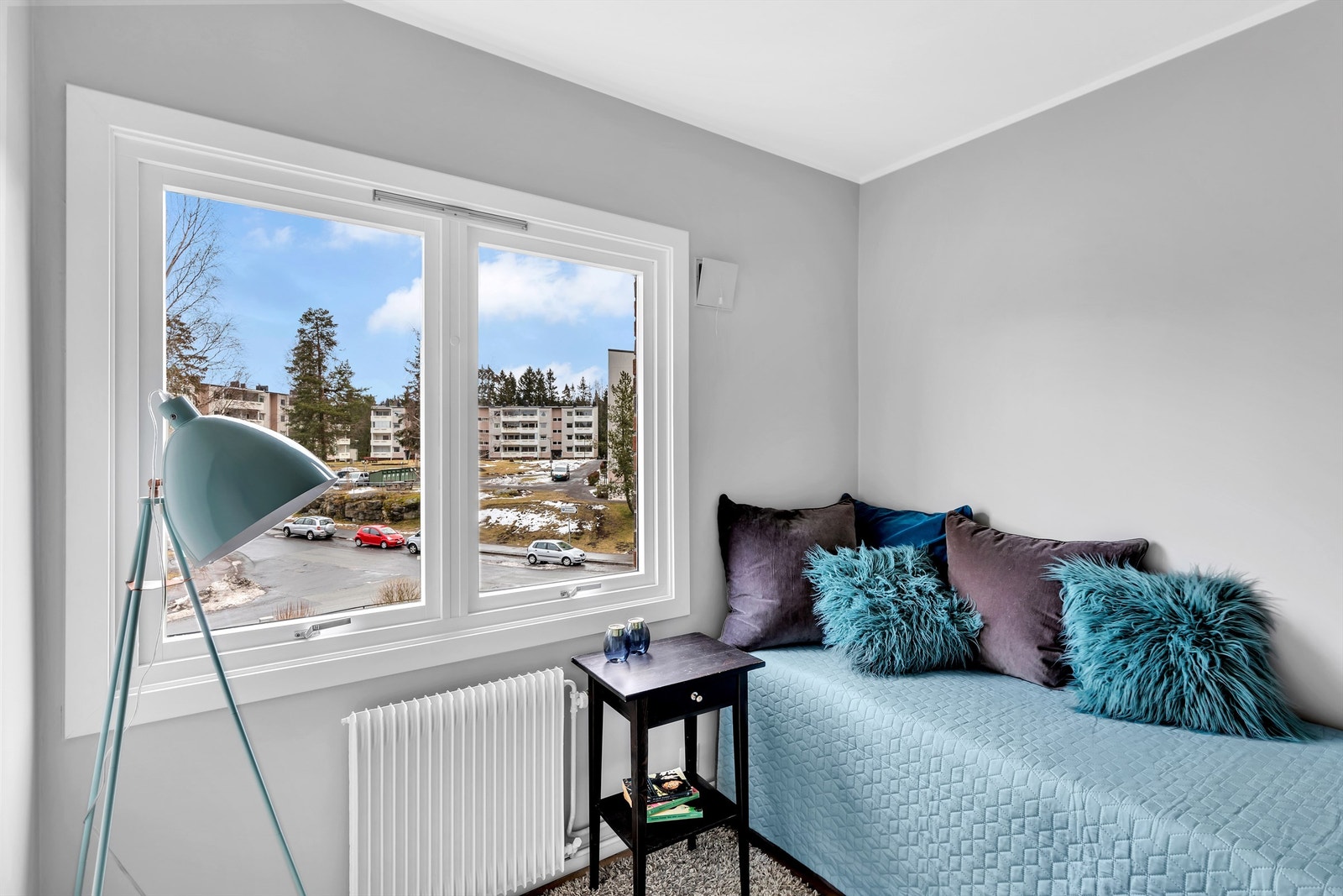 Stilig soverom med utsikt mot Haraløkka borettslag. Galleribilde