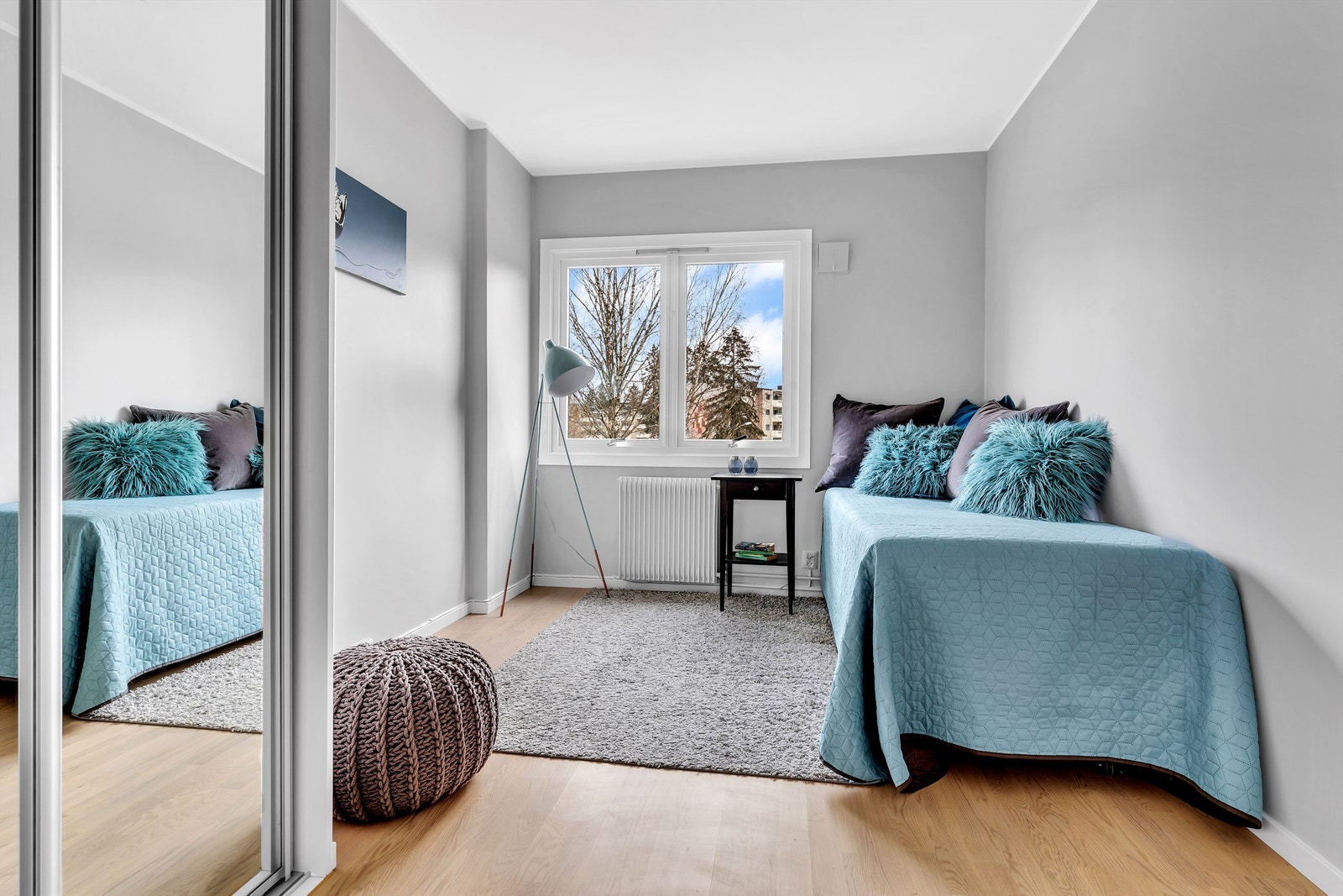 Soverom II har en moderne skyvedørsgarderobe med speilfronter! Galleribilde