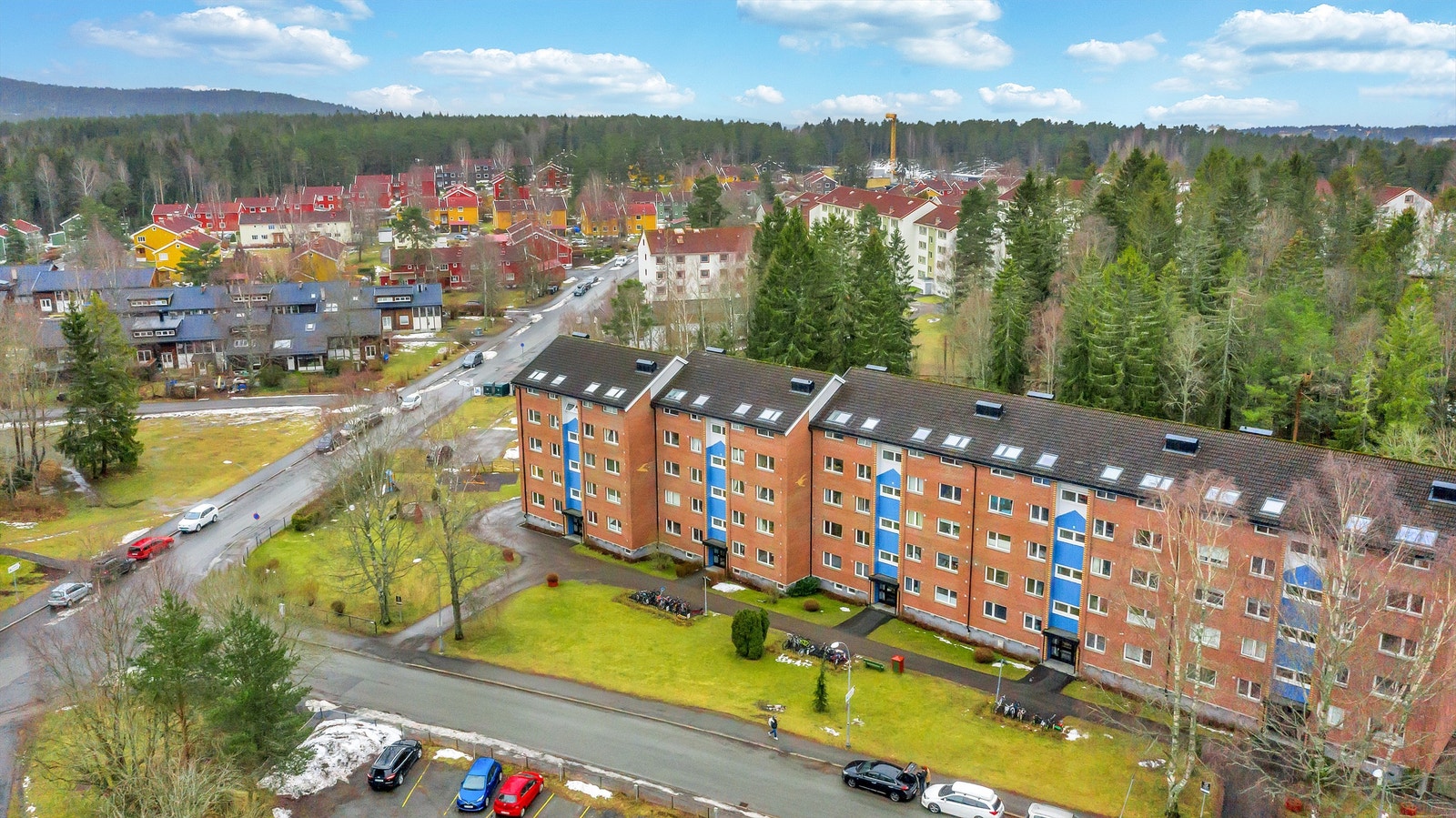 Utmarkveien 31 ligger i øverste rekke, nærmest marka, kunstnerboligene, Rema1000 og Nøklevann borettslag. Galleribilde