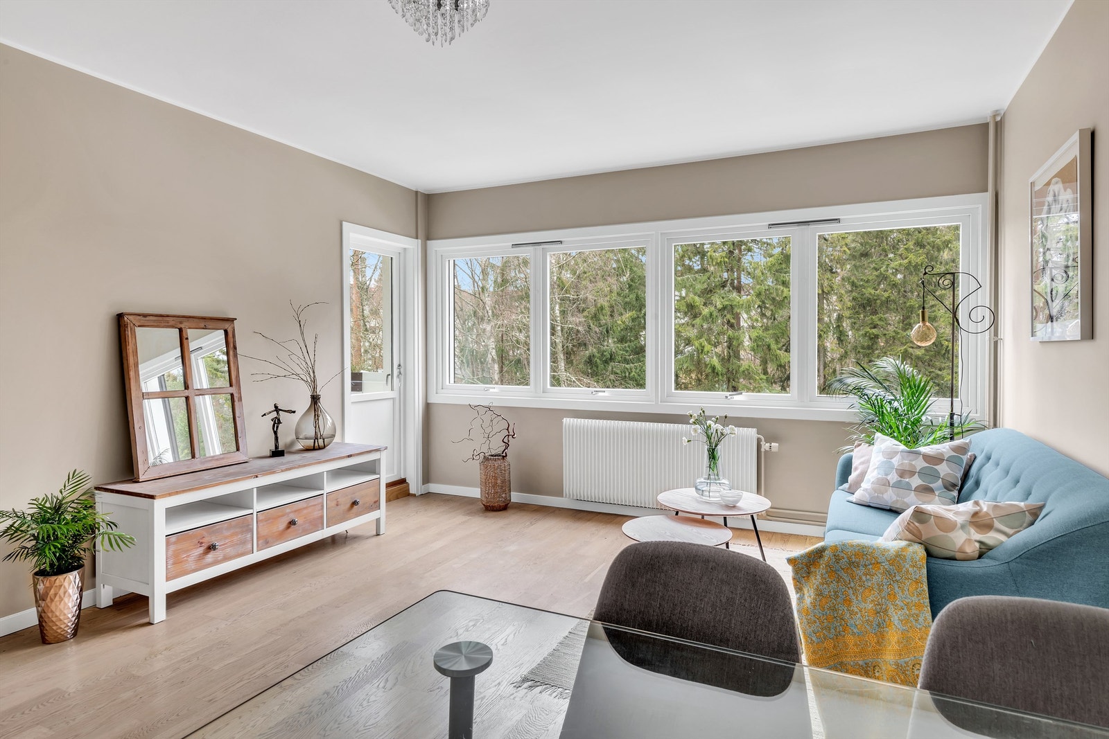 Fra stuen og balkongen har du flott utsyn mot Bølerskogen. I tillegg er du 30 sekunder unna marka. Galleribilde