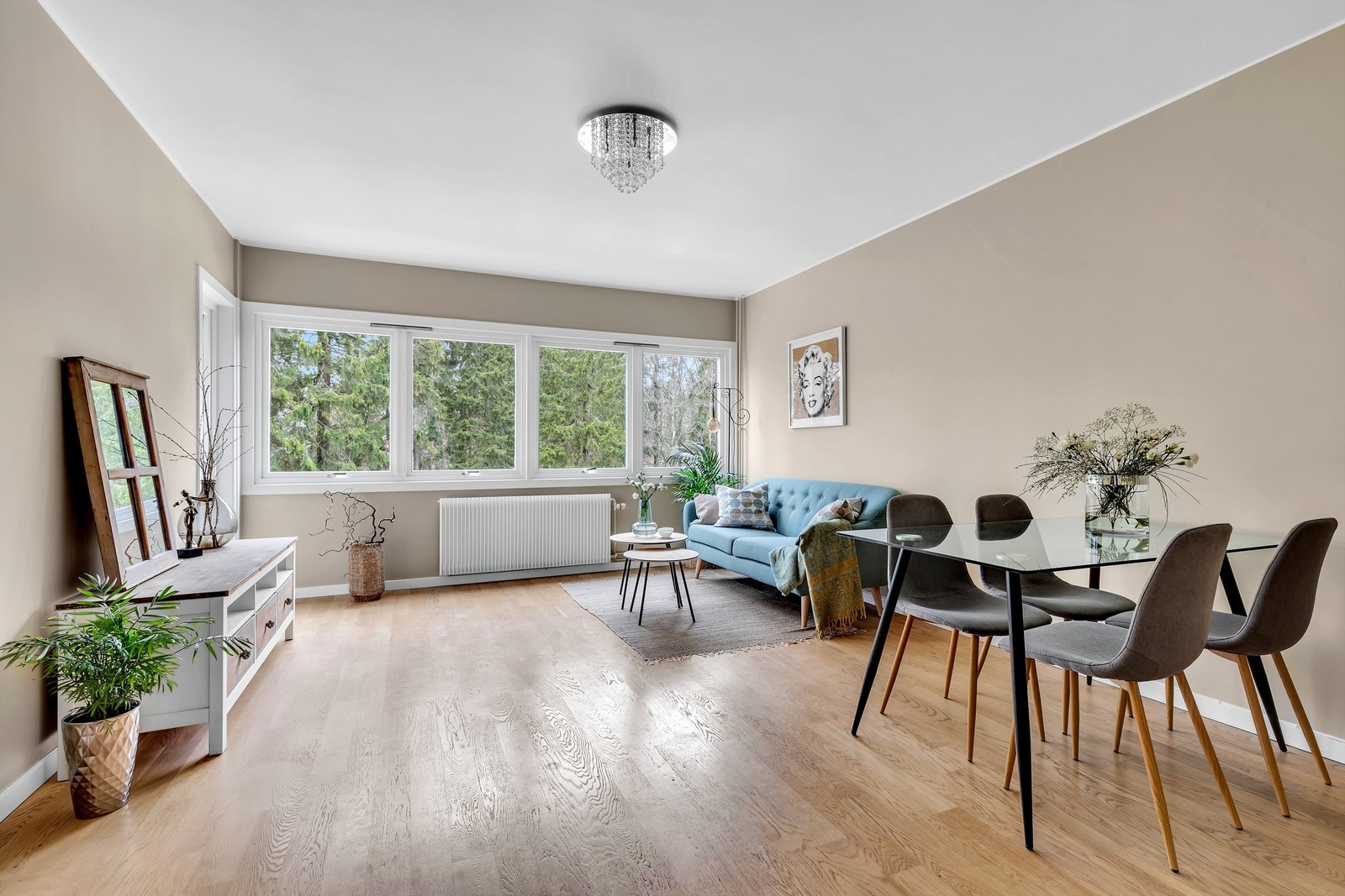 Lys stue med store vindusflater. Plass til blant annet en større sofagruppe, og eventuelt spisebord ved behov. Galleribilde