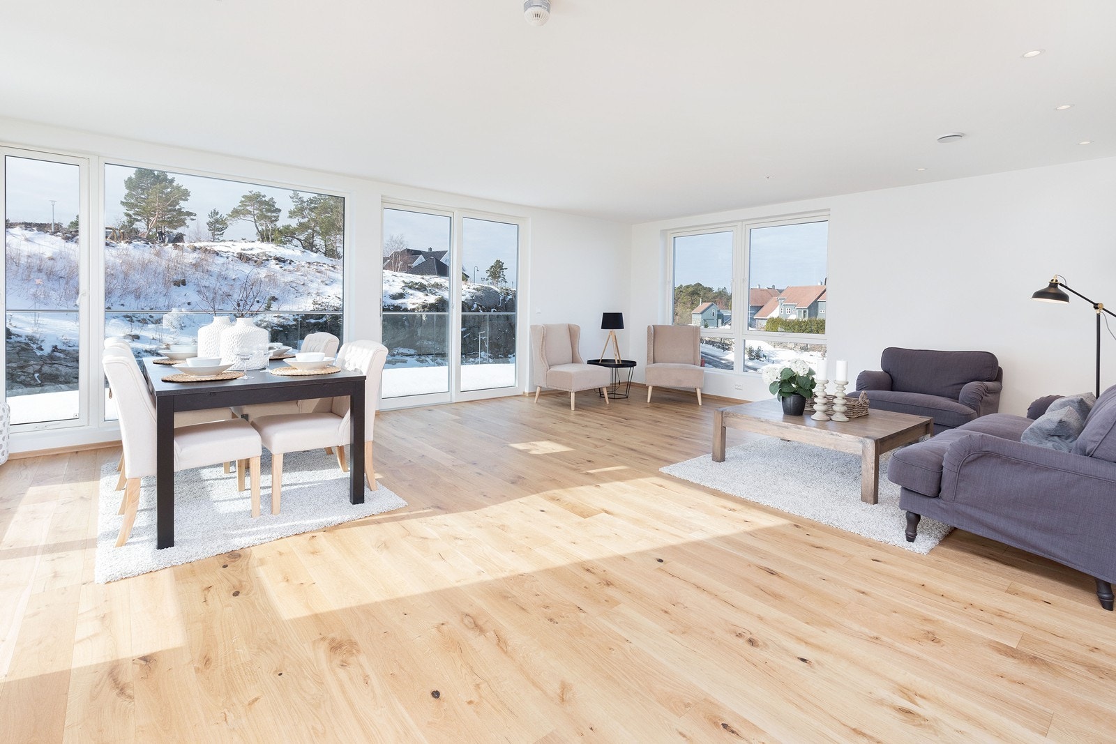 I stuen er det vinduer på 3 av veggene og leiligheten fremstår som lys og luftig Galleribilde