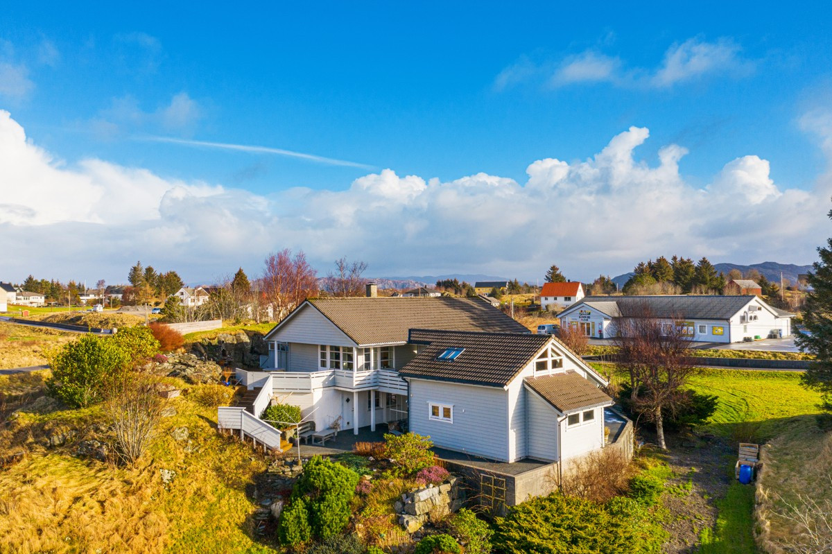 Sore Garden 3 Stor Og Innholdsrik Enebolig Med Garasje Sentral Beliggenhet Pa Byrknes Privatmegleren