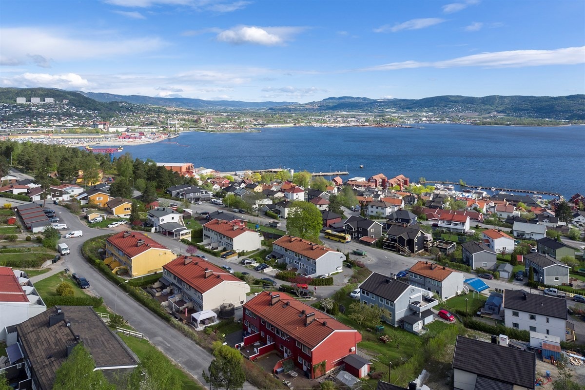 Solrik terrasse, skjermet markterrasse, koselig hage og stue m/peis! Galleribilde