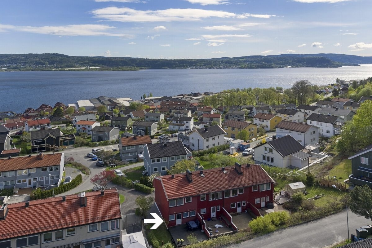 PrivatMegleren ved John Granly Steen og Kristian Arthur Brunvoll har gleden av å presentere dette enderekkehuset over 3 plan med nydelig fjordutsikt. Galleribilde