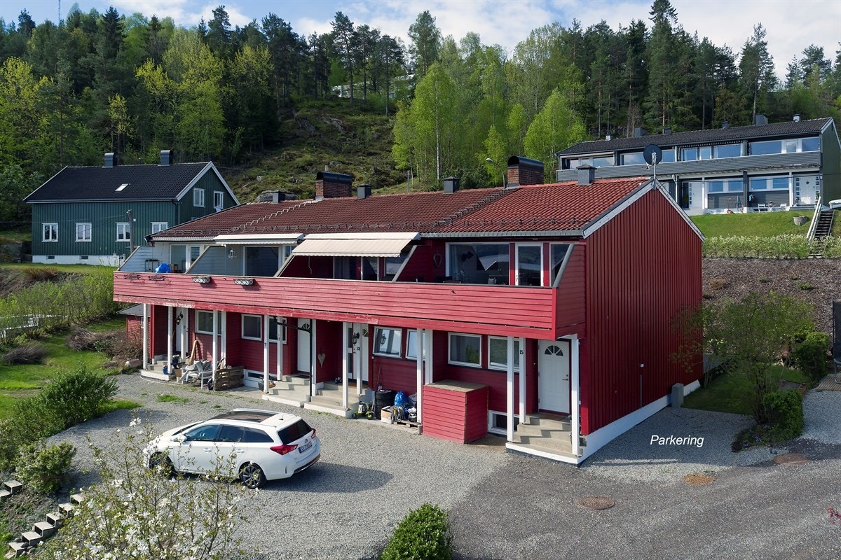 Andreas Nilsens vei 15 er et velholdt, pent rekkehus over tre plan med fin beliggenhet. Galleribilde