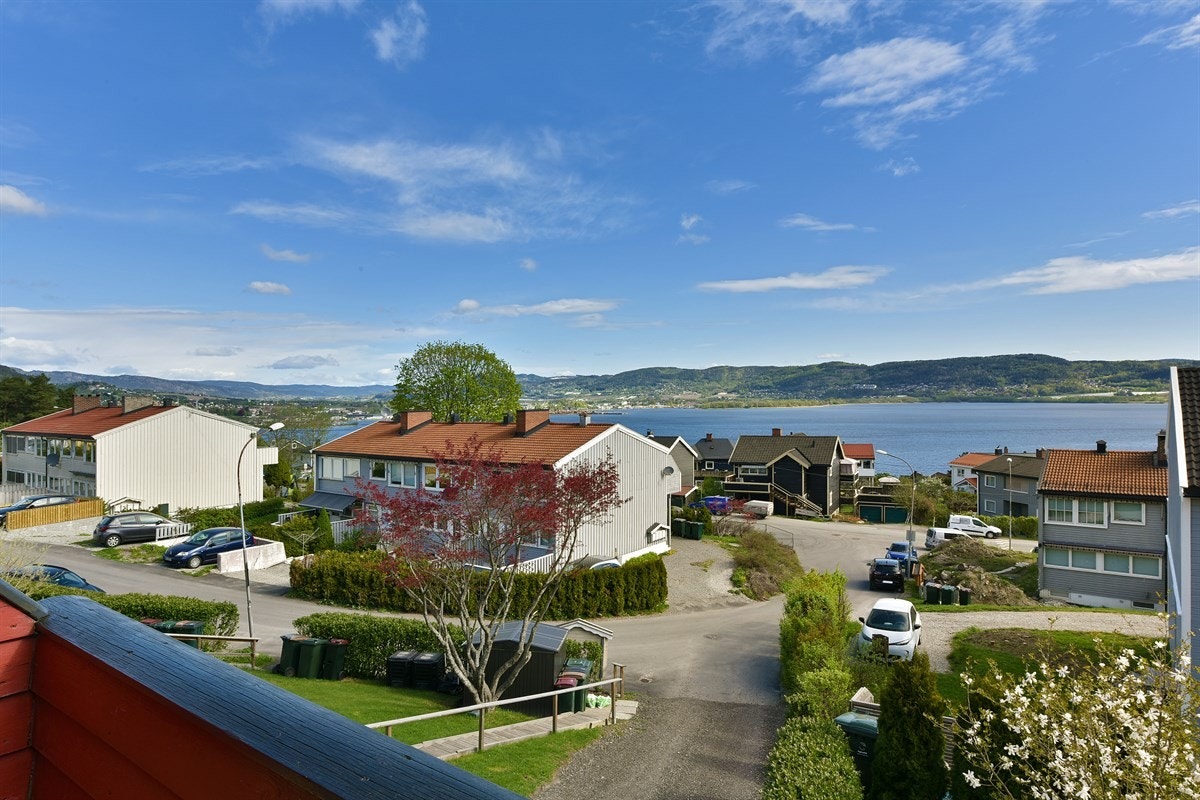 Balkongen er lun med overbygg og tette sidevegger og har nydelig fjordutsikt. Galleribilde