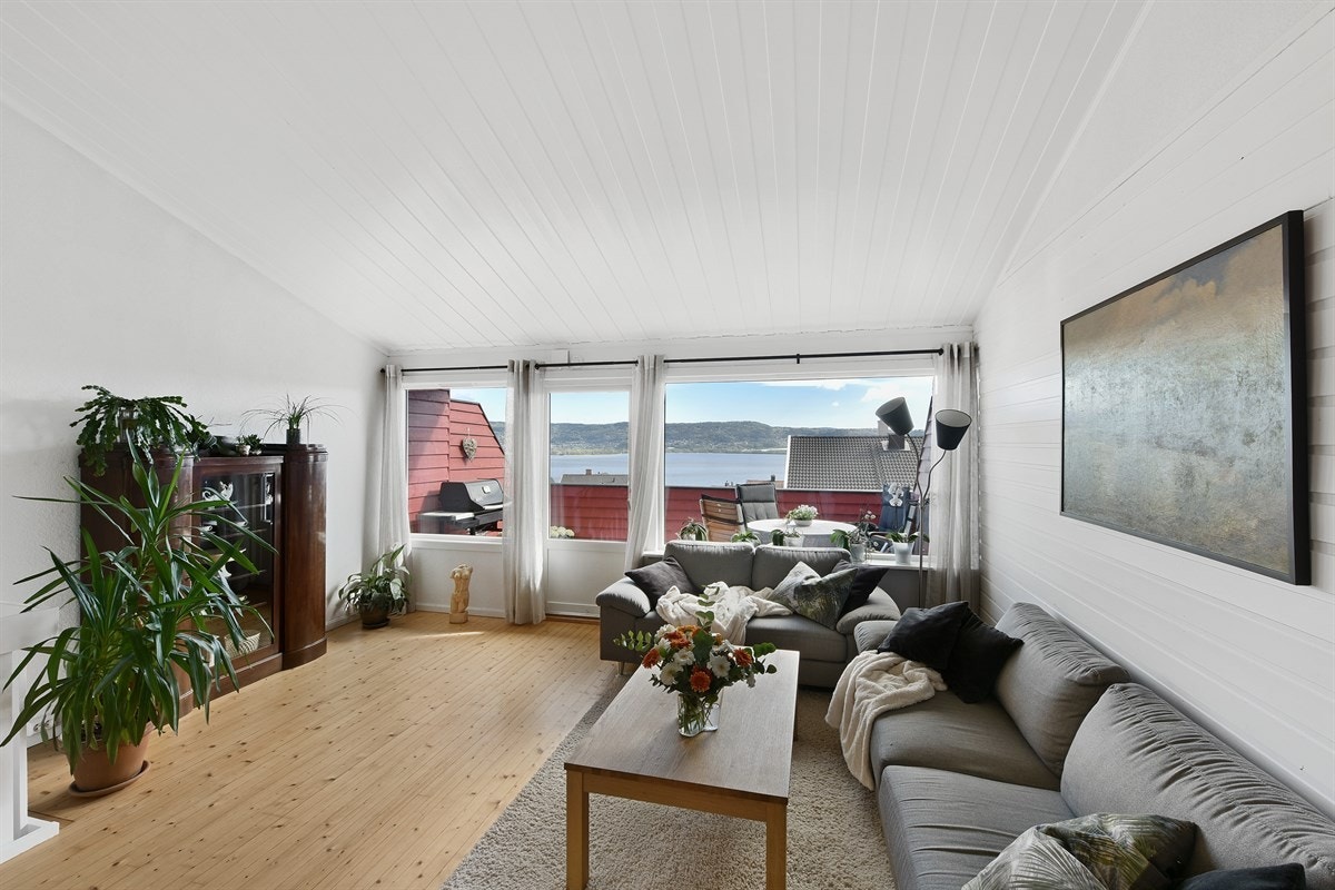 Det er høyt under taket og hvitmalte flater som underbygger det luftige inntrykket. Galleribilde