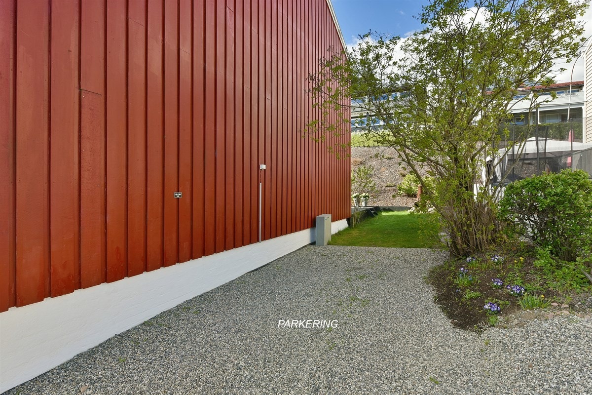 Det er grusbelagt parkeringsareal på tomt. Det er plass til 2 biler på parkeringsarealet, 1 plass foran huset og 1 plass på siden av huset. Galleribilde