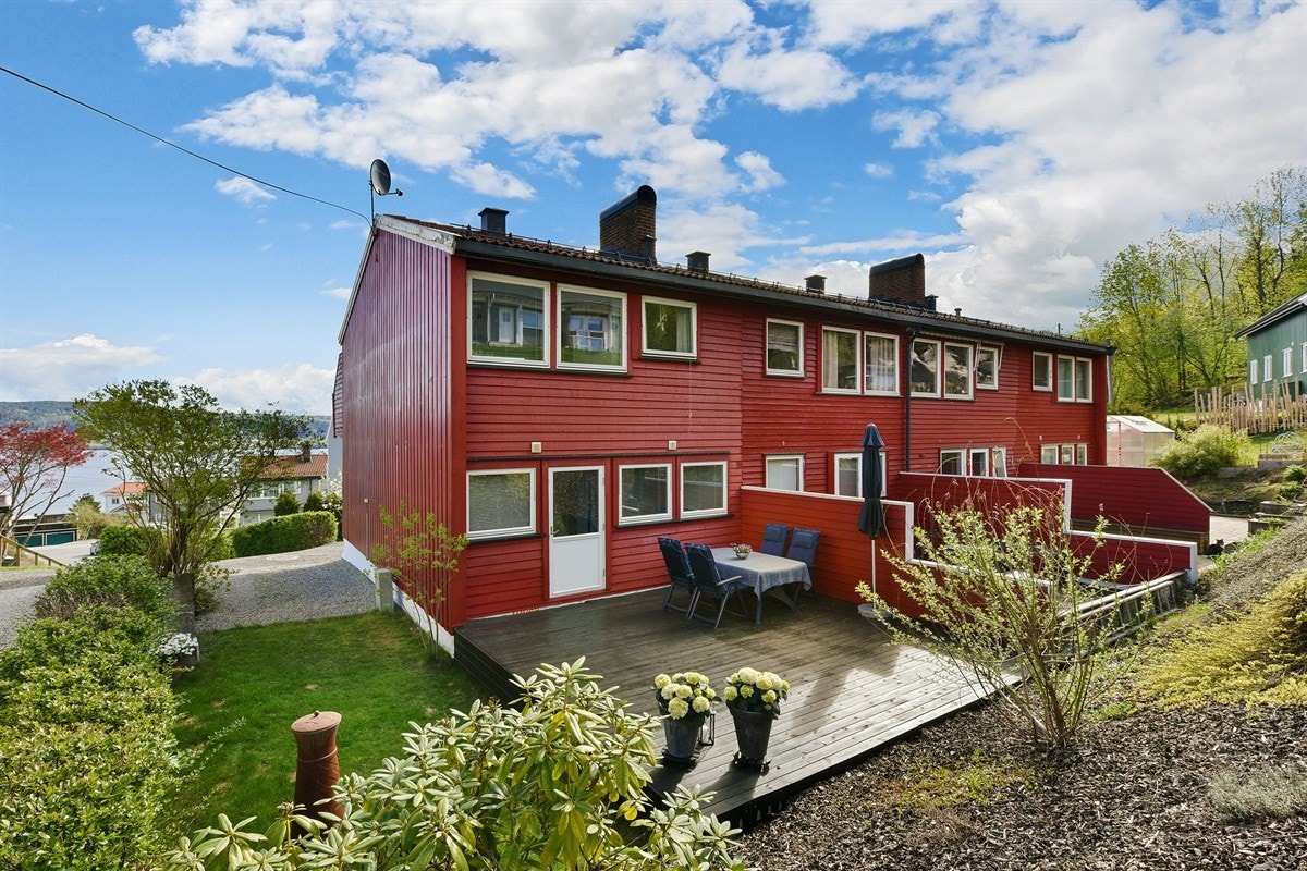 I tillegg finnes en markterrasse på ca. 28 kvm som ligger skjermet med levegg mot naboen. Galleribilde