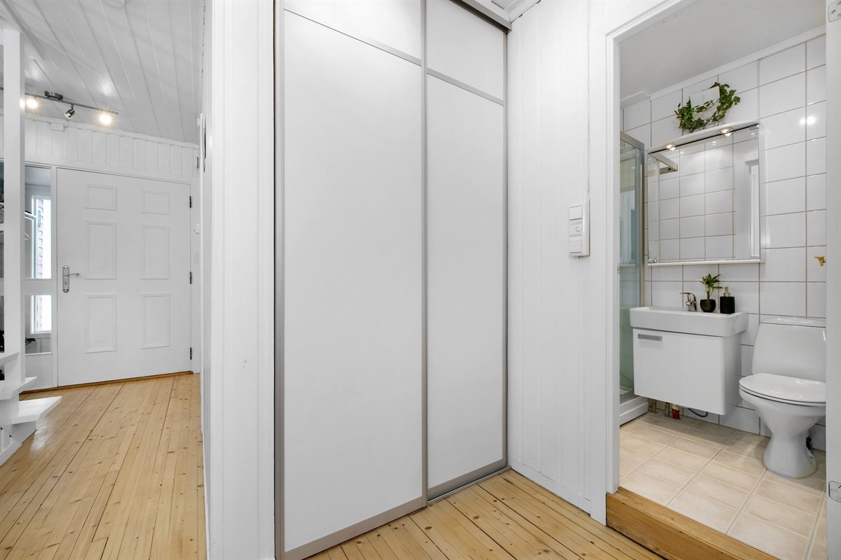 Badet har velholdte fliser på gulv og vegger, med varme i gulv. Galleribilde