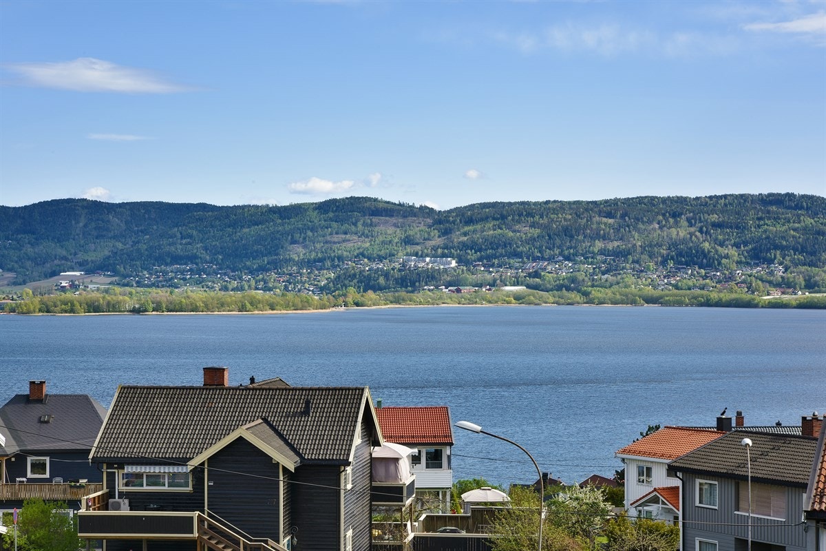 Du finner brygge og båtplasser langs fjorden, og den nærmeste badeplassen er idylliske Sota Fjordpark med gresslette og sandstrand. Galleribilde
