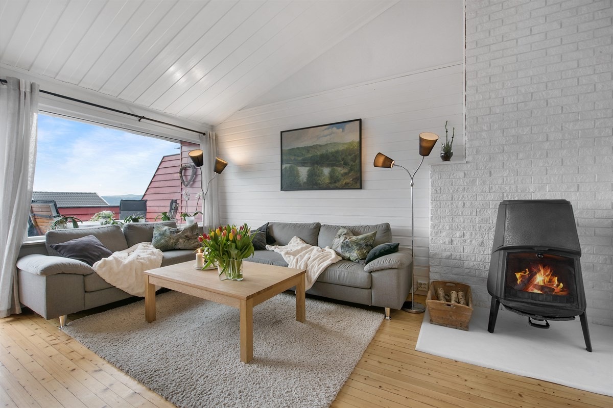 God plass til sofa med tilhørende møblement. Galleribilde