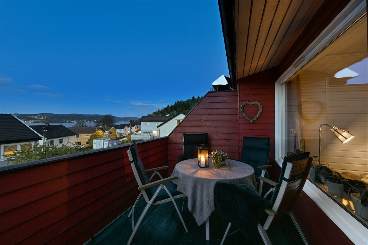 På fremsiden av huset er det en balkong på ca. 11 kvm, med utgang fra stue. Galleribilde