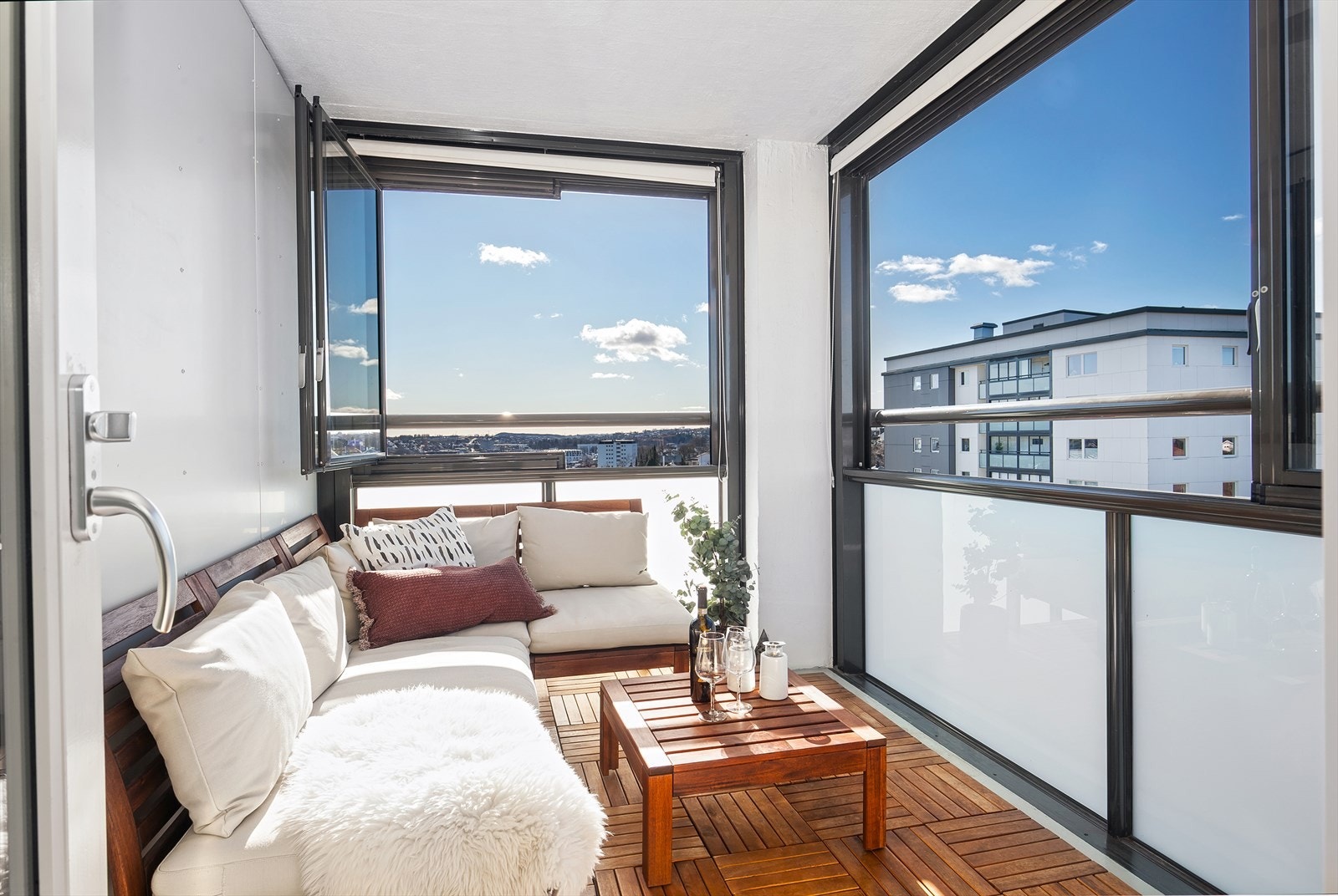 Koselig og solrik innglasset balkong Galleribilde