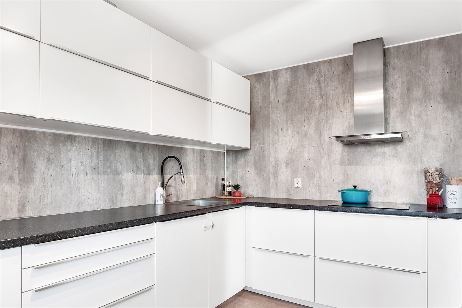 Flott kjøkkeninnredning. Integrerte hvitevarer medfølger Galleribilde