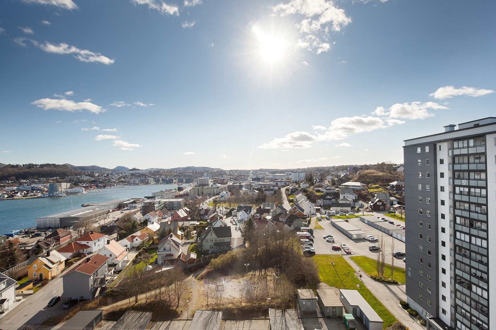 Nydelig utsikt fra leiligheten som ligger i blokkens toppetasje Galleribilde