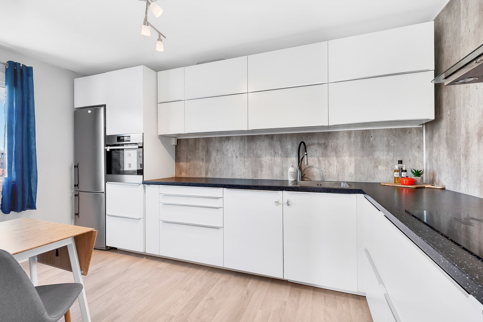 Kjøkkenet har god skap- og benkeplass Galleribilde