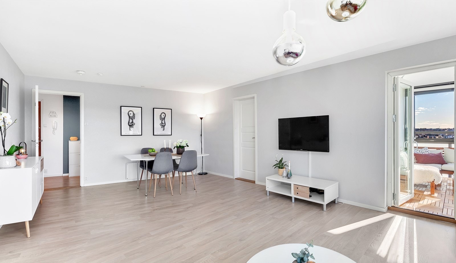 Lekkert tre stavs laminat på gulv gjennomgående i leiligheten Galleribilde