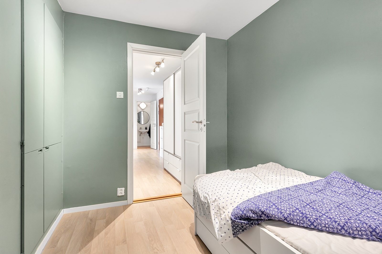 Soverom 2 - integrert garderobeskap Galleribilde