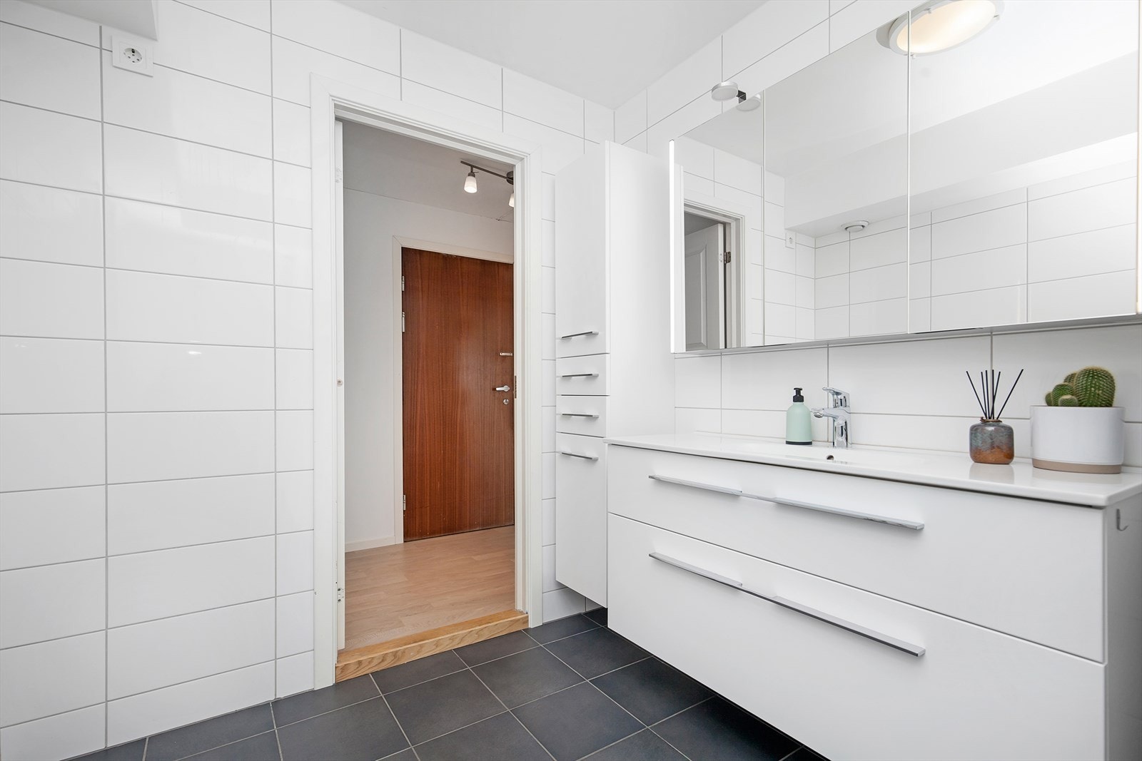 Badet har varmekabler i gulv og opplegg til vaskemaskin og tørketrommel Galleribilde