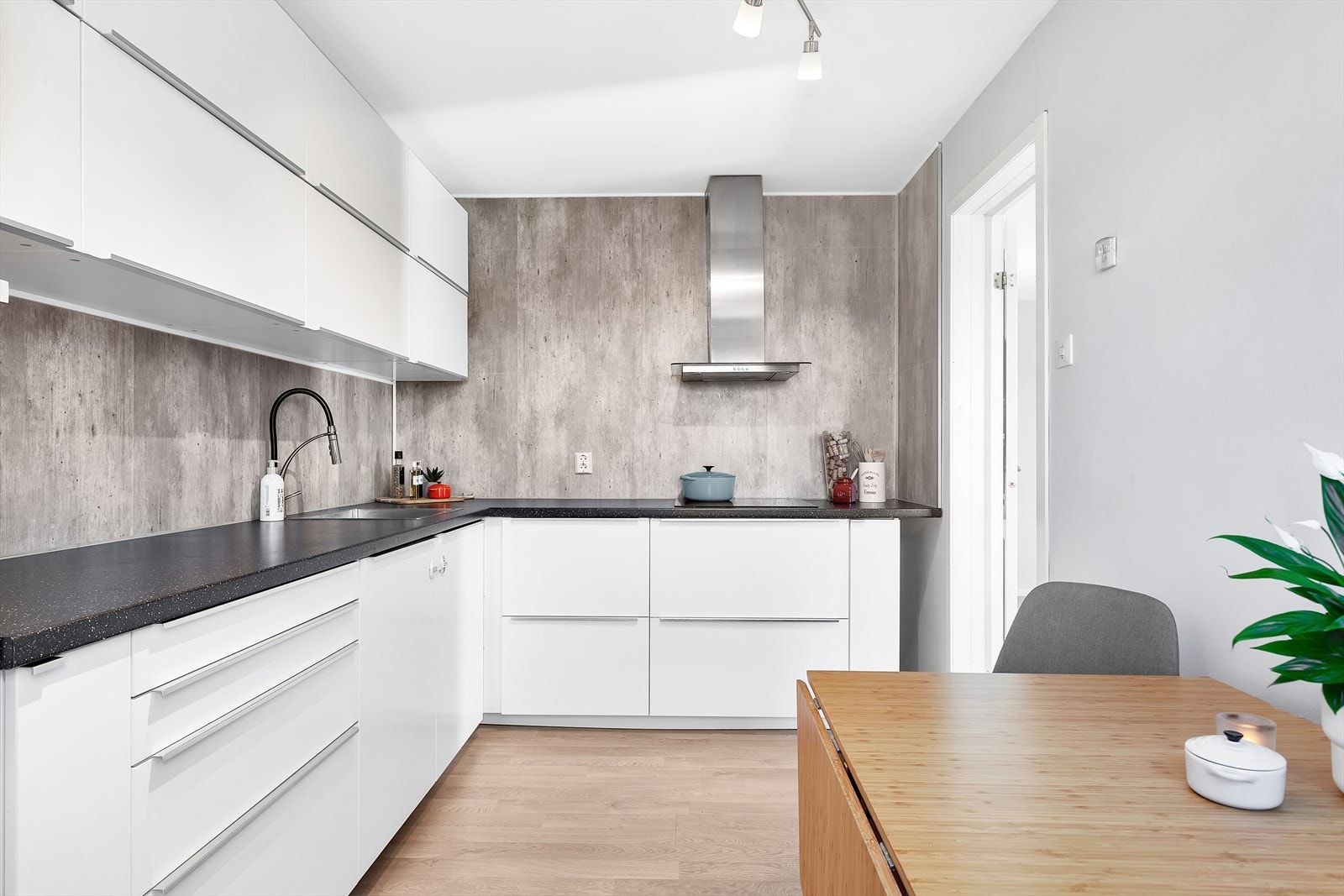 Lekkert og moderne kjøkken pusset opp i 2016 Galleribilde