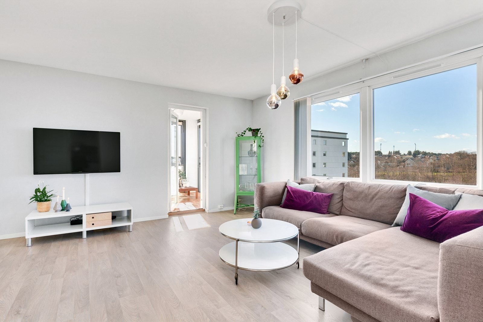 Lys og trivelig stue. Leiligheten ligger i et hjørne som gir vinduer på 2 flater Galleribilde