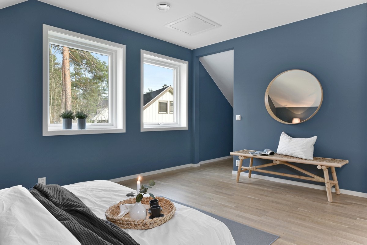 Ett stort hovedsoverom med walk-in closet. Galleribilde