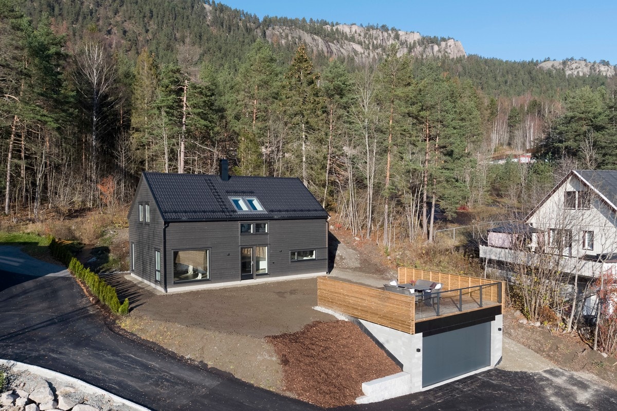 PrivatMegleren ved John Granly Steen har gleden av å presentere denne nyoppført eneboligen over 2 plan med dobbelgarasje med takterrasse. Galleribilde