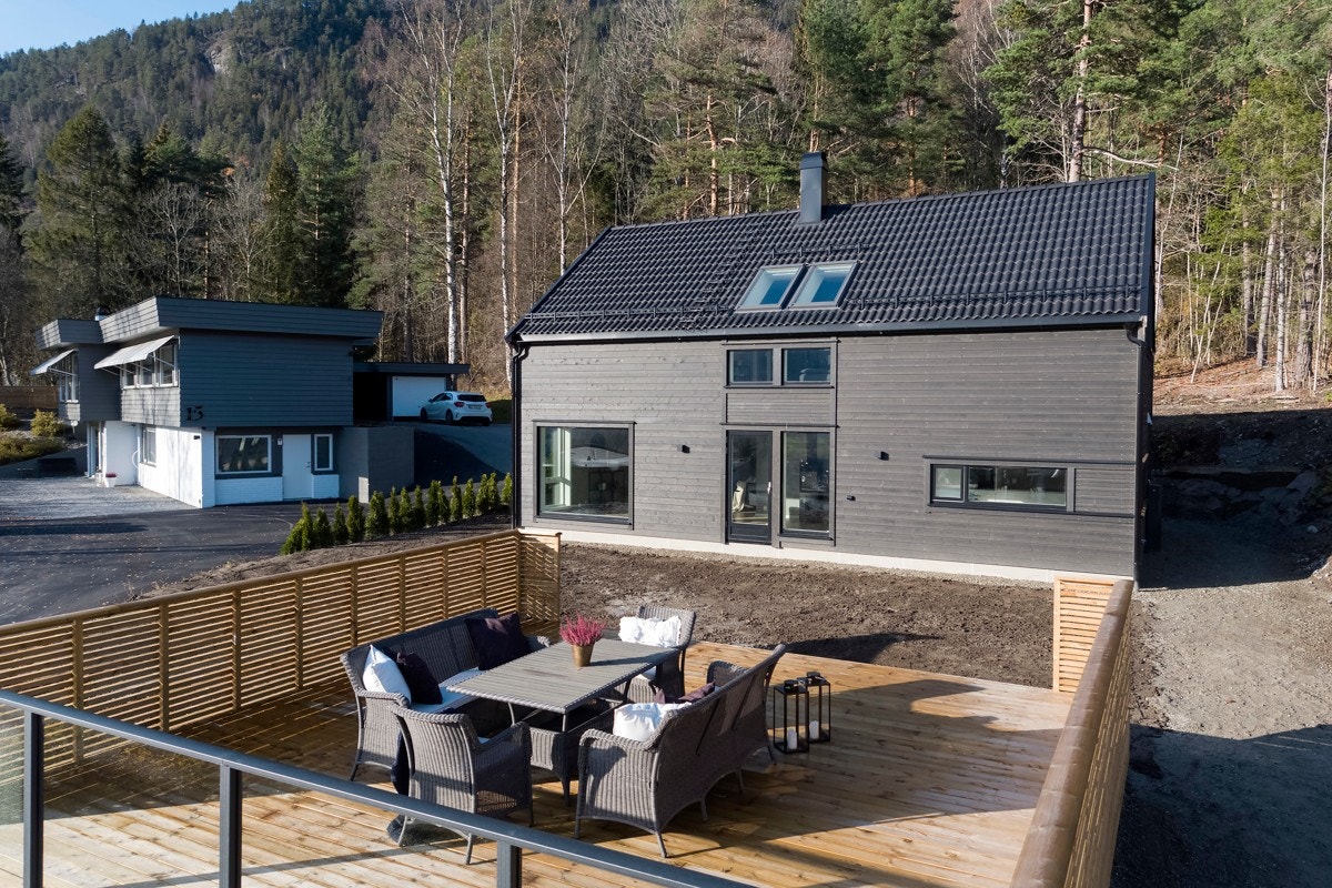 Solrik terrasse på fremsiden av boligen. Galleribilde