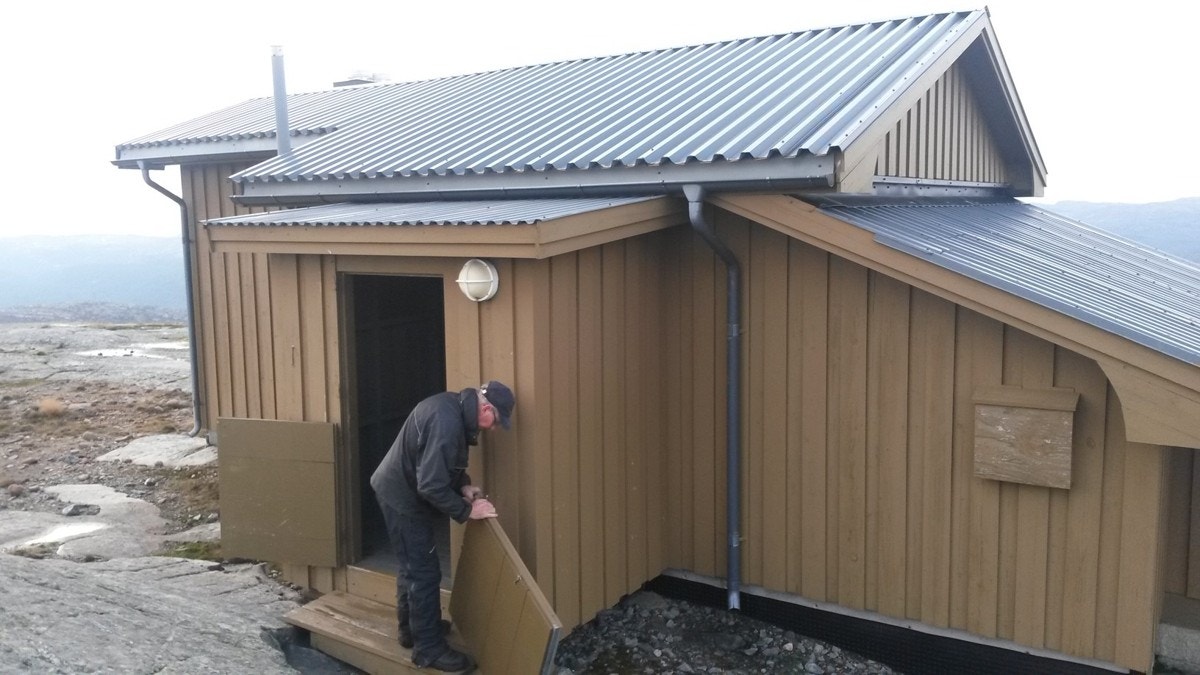 Hytta har innlagt vann og strøm Galleribilde