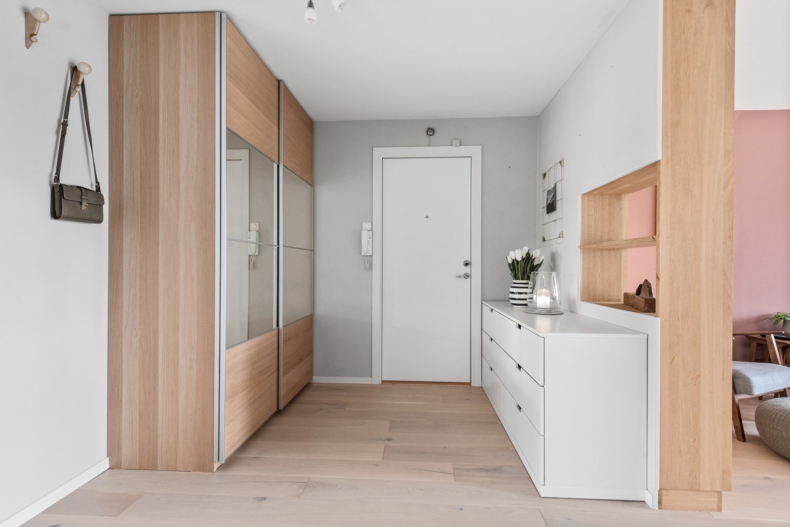 Entréen gir et godt førsteinntrykk av boligen og egner seg ypperlig til å ta imot middagsgjester. Galleribilde