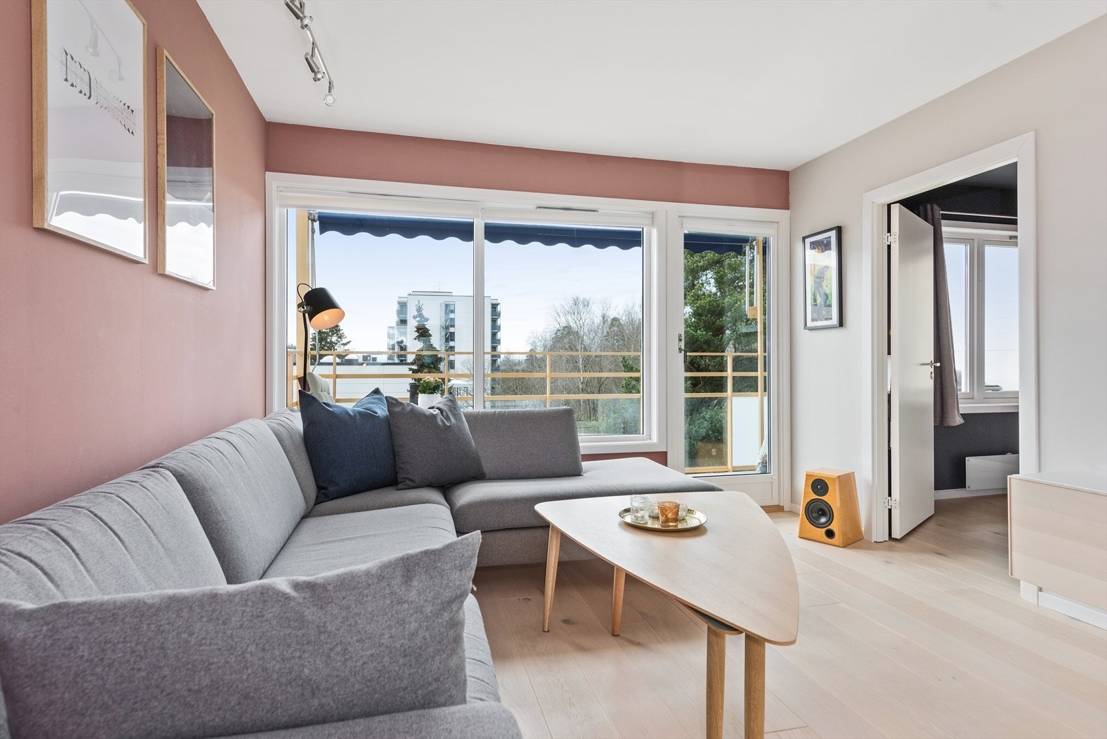 Stuen får rikelig med naturlig lys fra store vindusflater og har en god romfølelse. Galleribilde