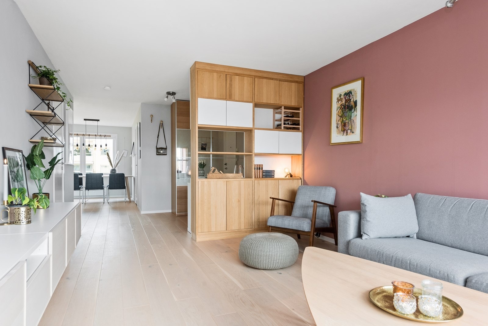 Stuen er luftig og innredet med én-stavs parkett på gulv og et moderne fargevalg på vegger. Galleribilde