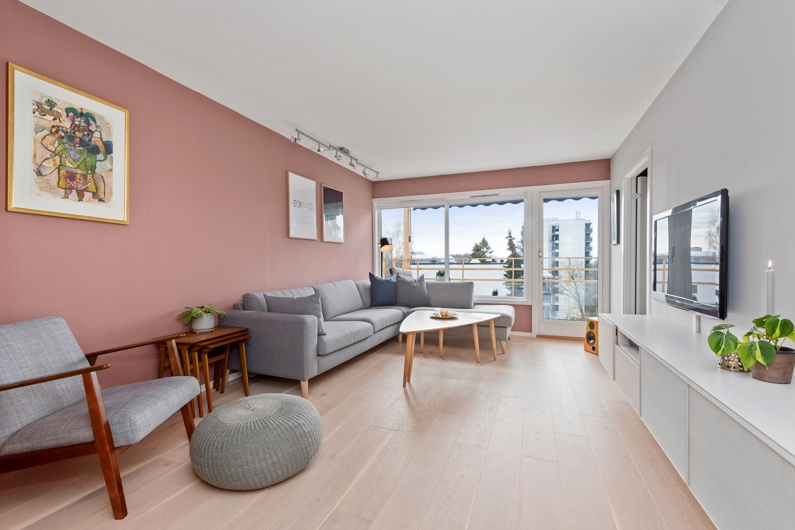 Den gjennomgående leiligheten er beliggende i 4. etasje. Galleribilde