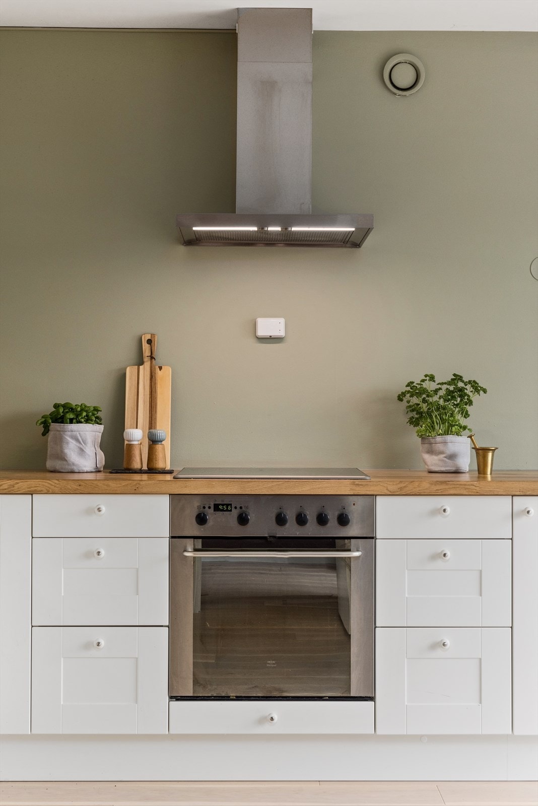 Kjøkkenet byr på rikelig med benk- og oppbevaringsplass. Galleribilde