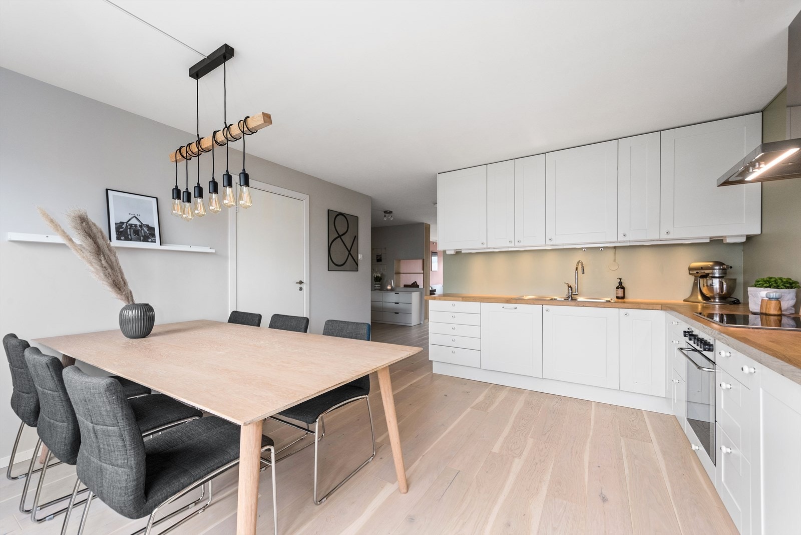 Boligens kjøkken har en Ikea innredning fra 2007 med hvite glatte foilerte fronter og eik benkeplater. Galleribilde