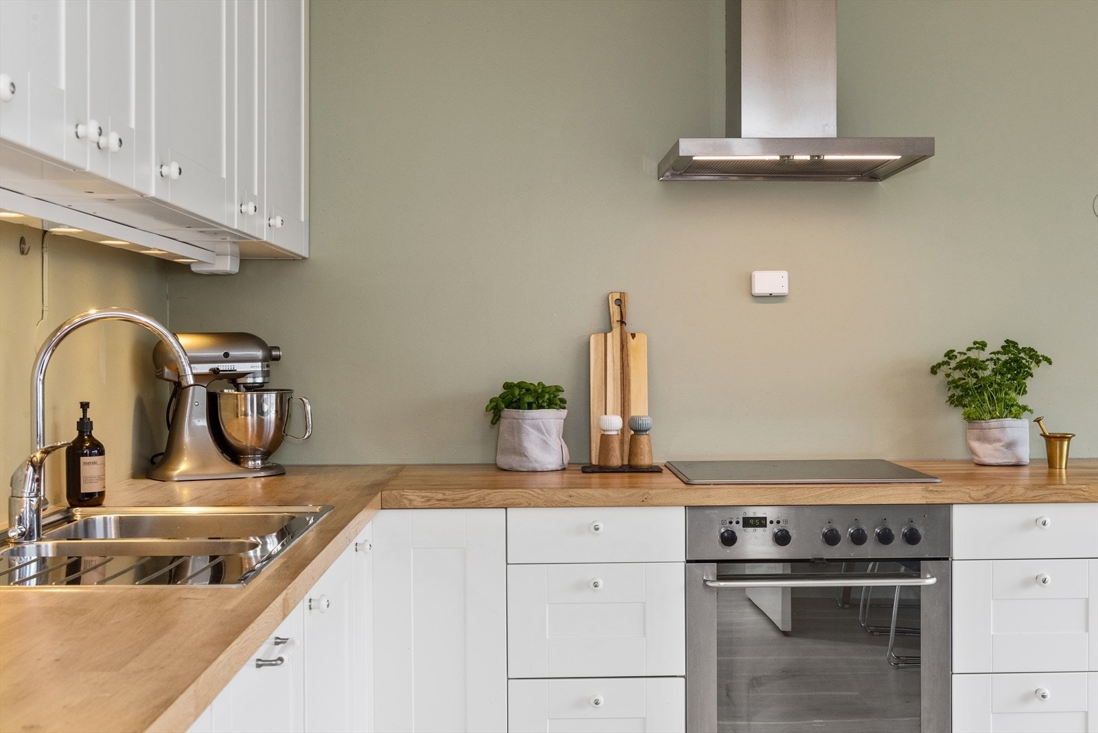 Her er det integrert keramisk steketopp, stekeovn, samt opplegg for oppvaskmaskin. Galleribilde