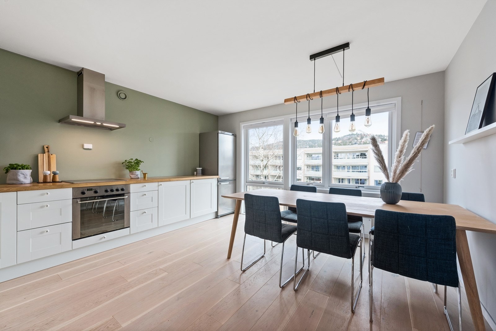 På kjøkkenet er det mulighet for en spisegruppe hvor familie og venner kan samles for et hjemmelaget måltid. Galleribilde