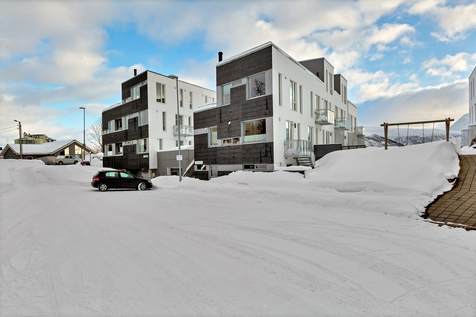 Gjesteparkering og innkjøring til garasjeanlegg - fra motsatt side av rekken Galleribilde