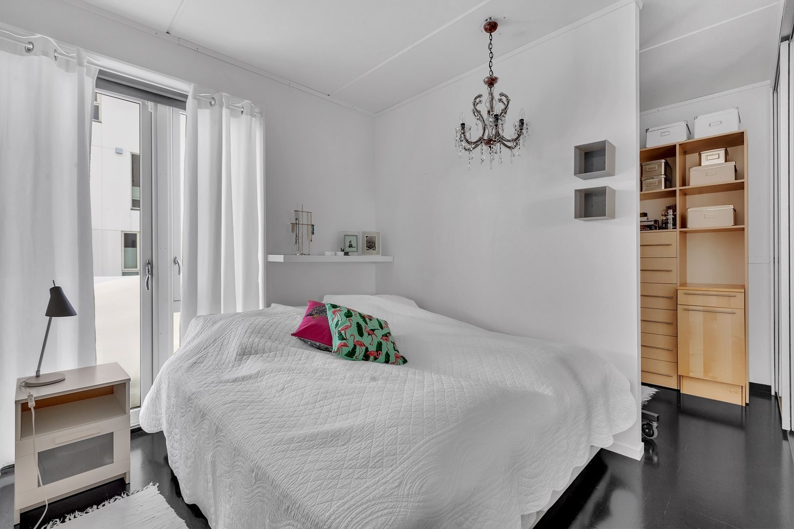 Hovedsoverom med garderobe bak delevegg Galleribilde