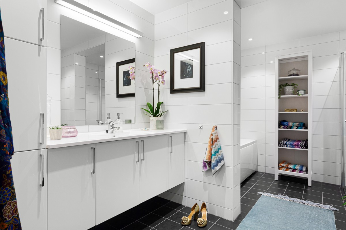 Badet er delt inn i to "soner" med servant og WC adskilt fra dusnjisje og badekar