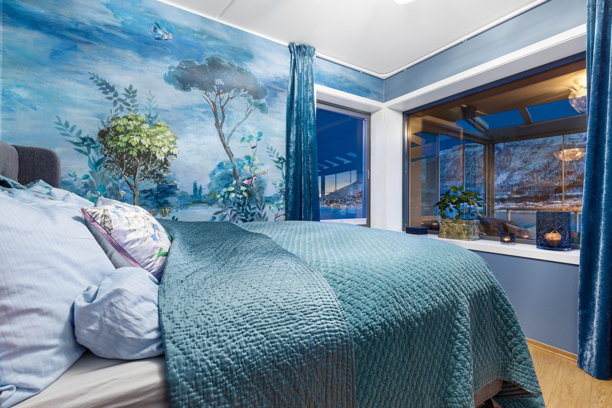 Hovedsoverom i harmonisk utførelse med tapet fra Designers guild