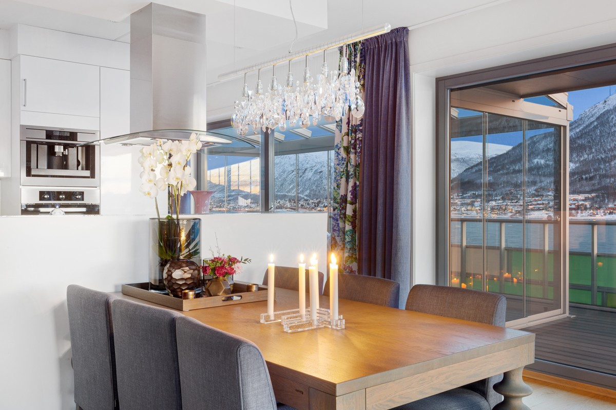 Fra stuen er det utgang både til terrasse og takoverbygd vinterhage (lysekrone medfølger ikke)