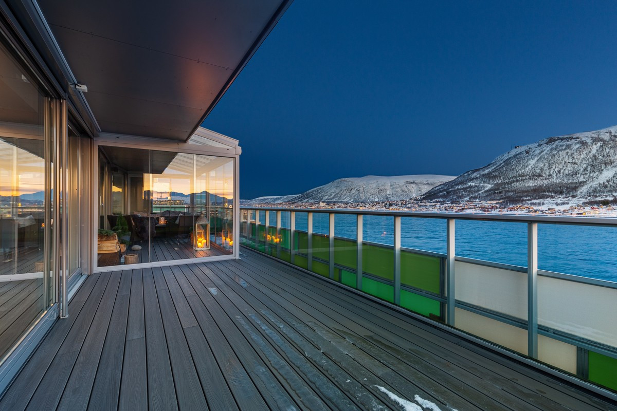 Terrassen består av en innglasset vinterhage og en delvis overbygd del med flott panoramautsikt