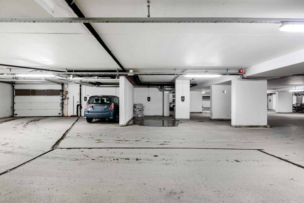 Leiligheten disponerer 2 garasjeplasser i garasjeanlegget - heis i bygget
