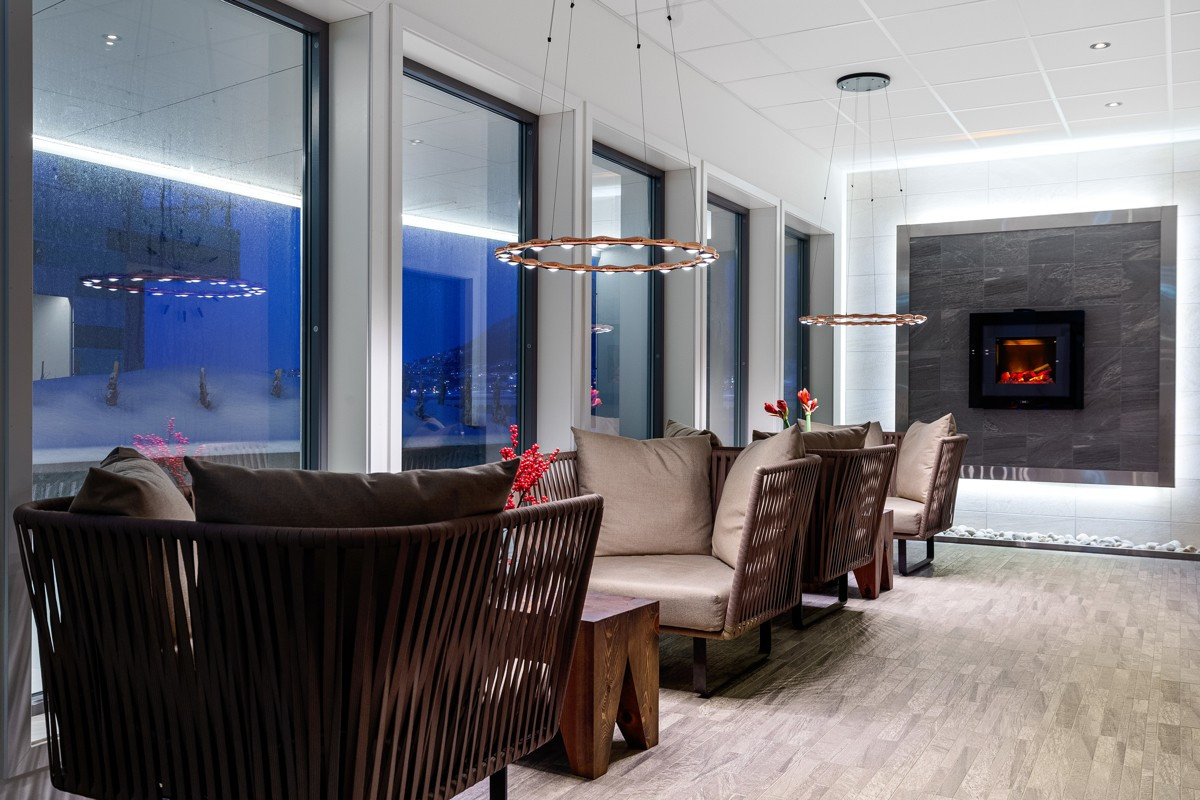 I første etasje er det felles lounge med påkostede møbler og en rolig atmosfære