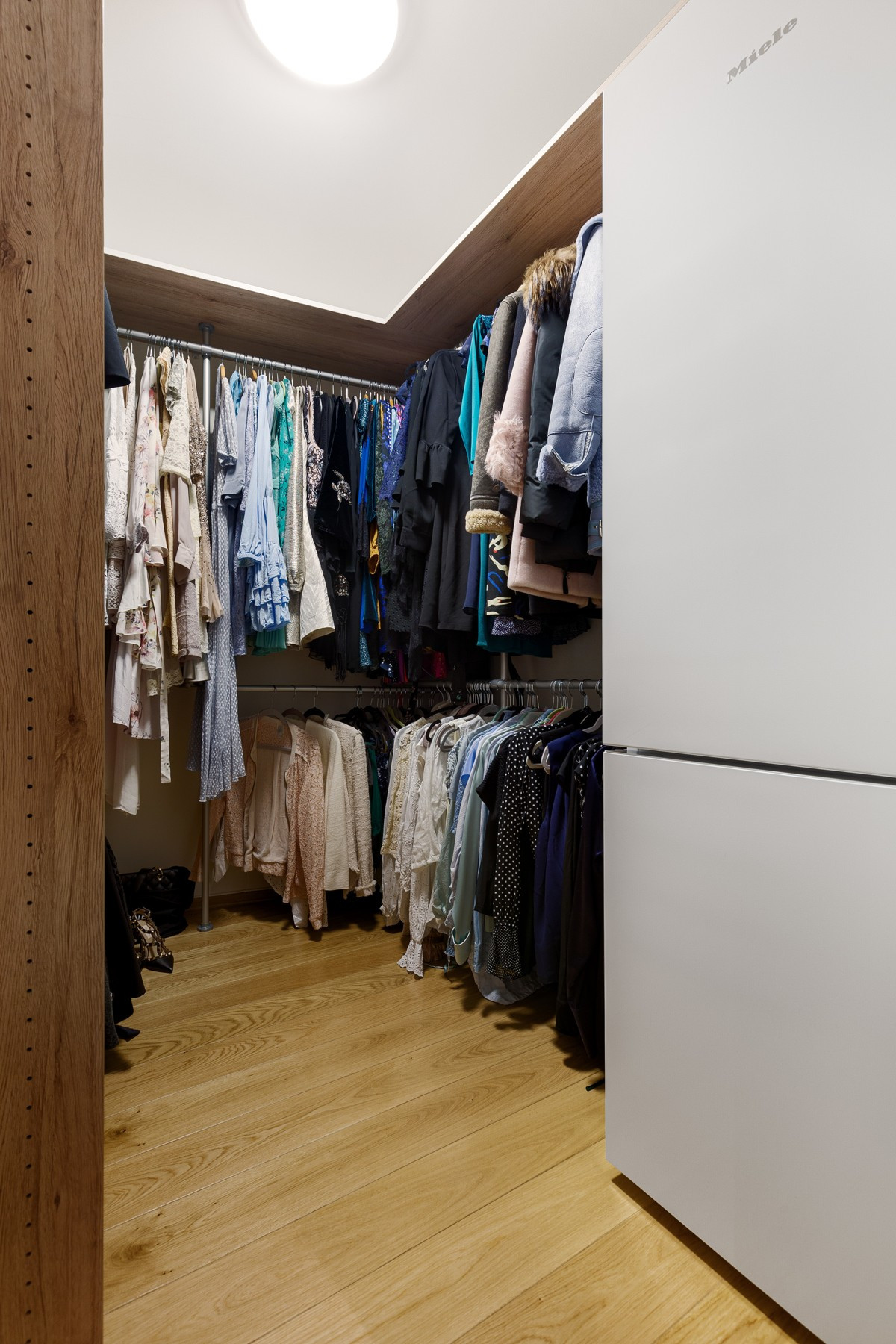 I forbindelse med entré er det stort walk-in closet